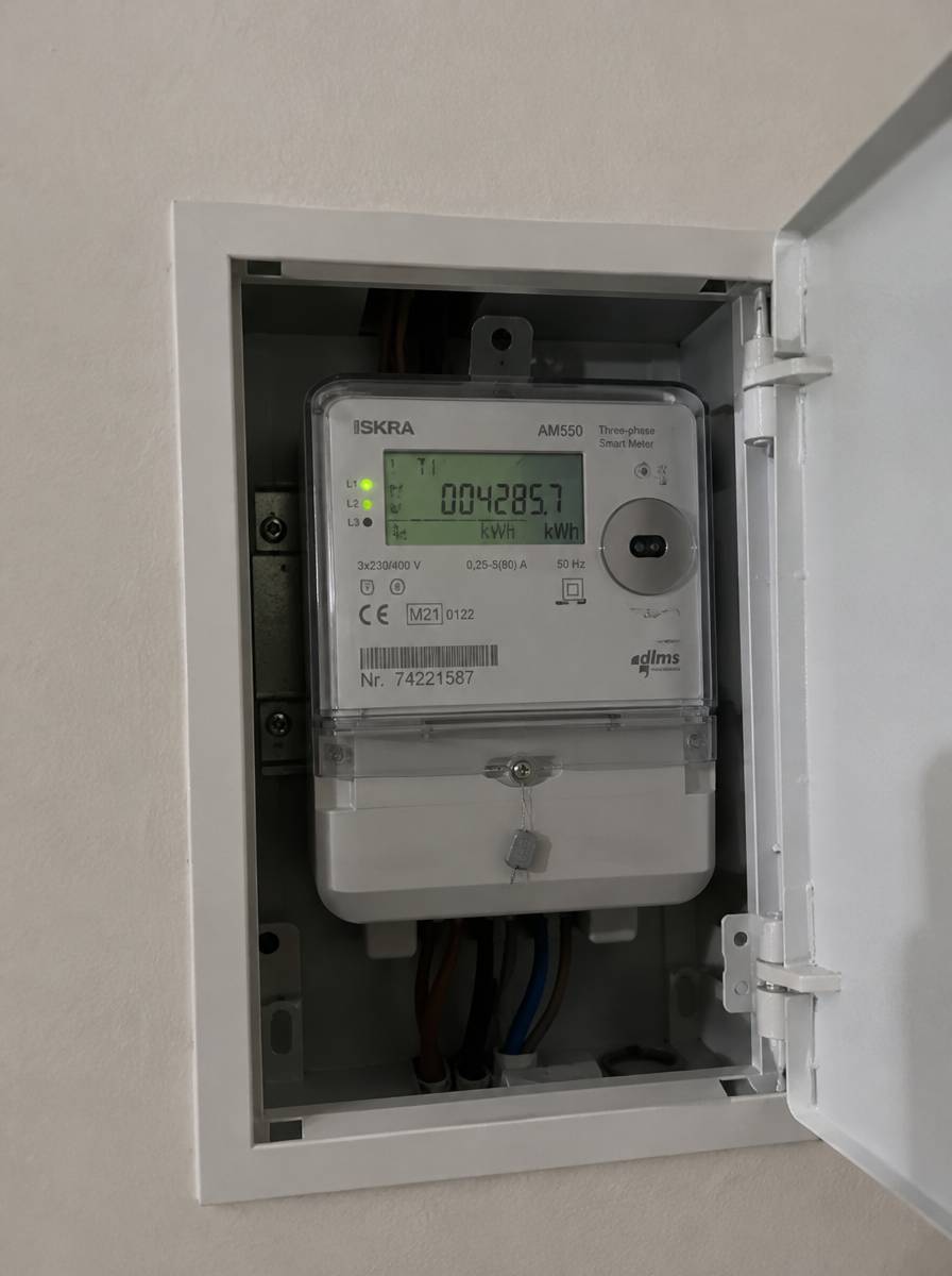 Elektroniczny licznik energii elektrycznej z wyświetlaczem w skrzynce na klatce schodowej