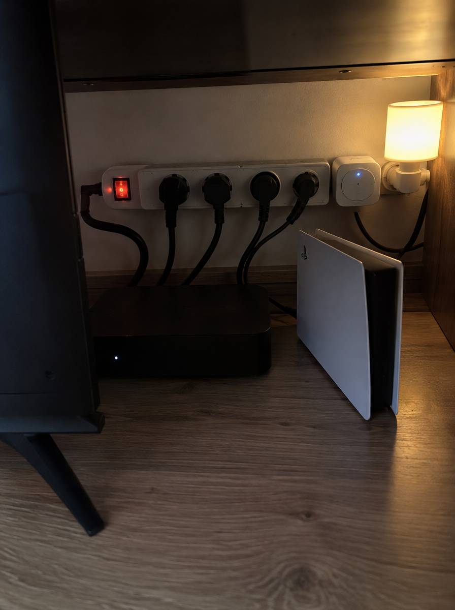 Listwa zasilająca z wyłącznikiem z podłączonym telewizorem, dekoderem i konsolą oraz smart plug z lampką